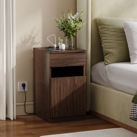 Une table de chevet avec fonction de recharge, finition en bois de noyer, ports USB-A/USB-C et prise de courant, mesurant 33 x 40 x 61,5 cm, et comprenant une poubelle. (1/5)