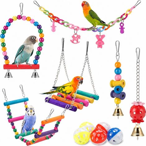 Ensemble de 11 jouets pour perruches, comprenant un hamac à mâcher en bois coloré, une balançoire et une échelle pour la cage, ainsi qu'une conure ou une calopsitte. (1/5)