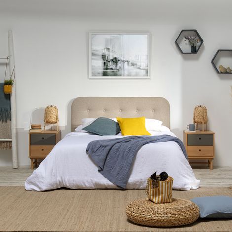 Gepolstertes Kopfteil SANTORINI 150x60 cm Farbe Beige. Mit Schaumstoff gepolstert. Knöpfe in capitonné. 8 cm dick. Inklusive Befestigungsmaterial zum Aufhängen.