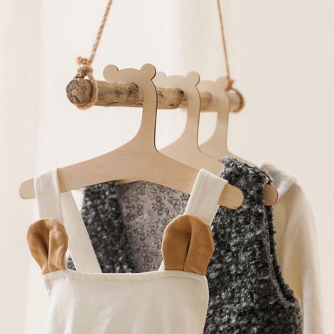 BRAVIX Lot de 30 cintres en bois pour vêtements de bébé - Pour vêtements de bébé - Pour chambre d'enfant (1/5)