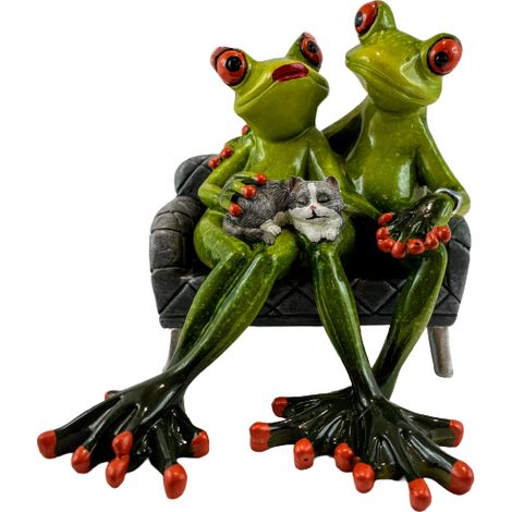 Froschfigurenpaar auf dem Sofa mit einer grauen Katze (1/3)