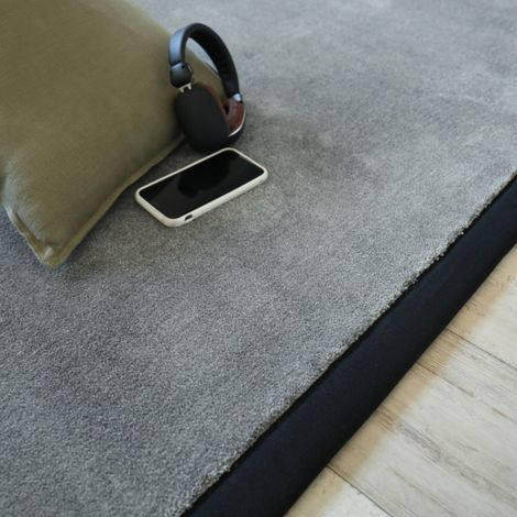 Tapis doux - Hypnose gris acier - Ganse noire - 140 x 200 cm (1/5)