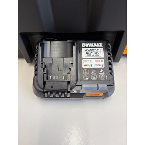 Caricabatterie DeWalt x McLaren DCB1104MCL XR 12V/18V 4A (1/3)