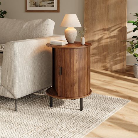 Mesa auxiliar redonda (48x48x65 cm), con puerta corredera, estantes interiores, patas de metal, MDF y tablero de partículas, nogal (1/5)
