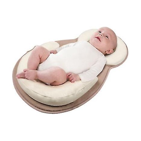 Beiges Babypositionierungskissen, das hilft, die Kopfform zu korrigieren und das Auslaufen von Milch zu verhindern. (1/4)