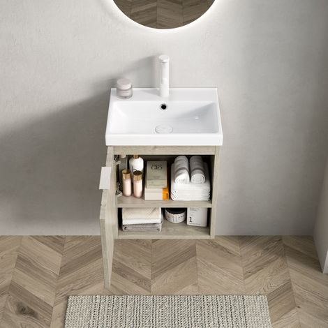 Mueble de baño suspendido con lavabo de cerámica blanca puertas dobles y estantes abiertos textura de roble color crema (1/5)