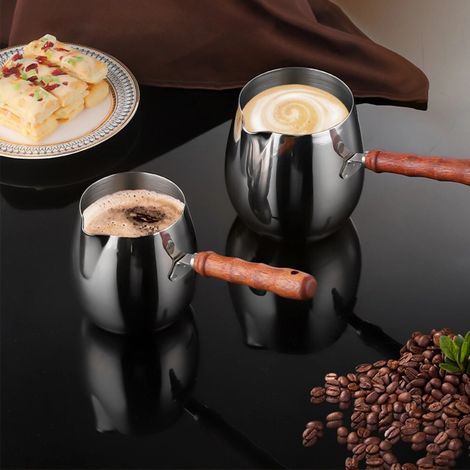 Türkische Kaffeekanne 600 ml mit Holzgriff, ideal für Latte Art und als Küchenaccessoire.