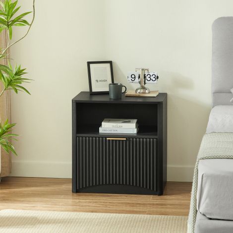 Table de chevet noire à motif de rayures verticales, avec niche de rangement ouverte et poignées dorées  design compact adapté aux chambres et aux salons. (1/5)