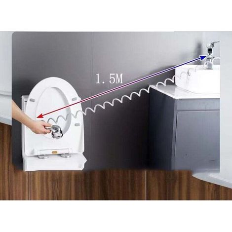 Le robinet est relié à une douche à trois vitesses, à la douchette lavabo, à un ensemble quatre pièces argent avec tuyaux gris