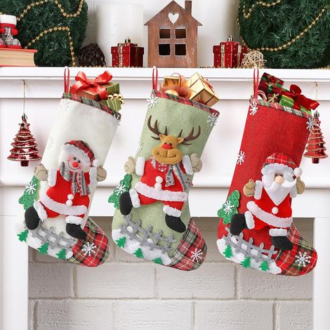 Lot de 3 chaussettes de Noël décoratives à suspendre, 32 x 19 cm, en toile de jute, pour sapin de Noël et cheminée. (1/5)