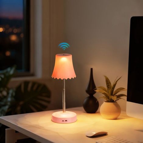 Cette lampe de chevet rose, dotée d'une commande gestuelle et d'une veilleuse rechargeable, est idéale pour les chambres (1/5)
