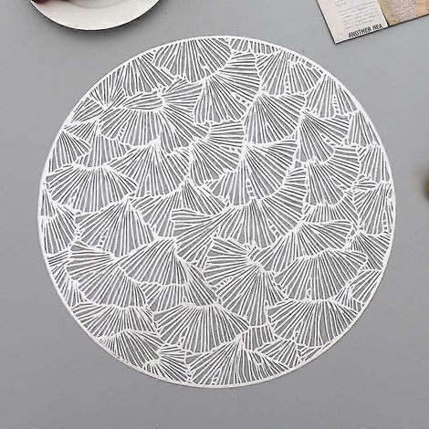 Lot de 4 sets de table ronds Ginkgo Biloba en PVC résistant à la chaleur et antidérapants, couleur argent, pour la cuisine. (1/4)