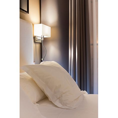 Applique en métal chrome brossé série 10S45882 avec abat-jour en tissu blanc, ampoule E14 et LED intégrée, orientation gauche - Marque Perenz