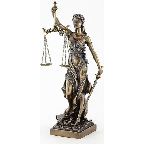 Eine Skulptur der Göttin Themis und eine Waage der Gerechtigkeit und Gleichheit im Rechtssystem
