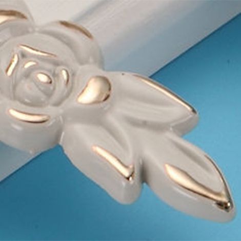 Poignée de meuble laquée blanc ivoire, style européen, petite poignée moderne, poignée à un trou, modèle Feuille 6832 blanc ivoire avec garniture dorée - ensemble moyen (1/5)