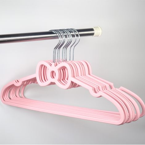 Cintres en plastique antidérapants en forme de cœur rose pour filles, idéaux pour suspendre les vêtements dans les dortoirs d'étudiantes. (1/5)