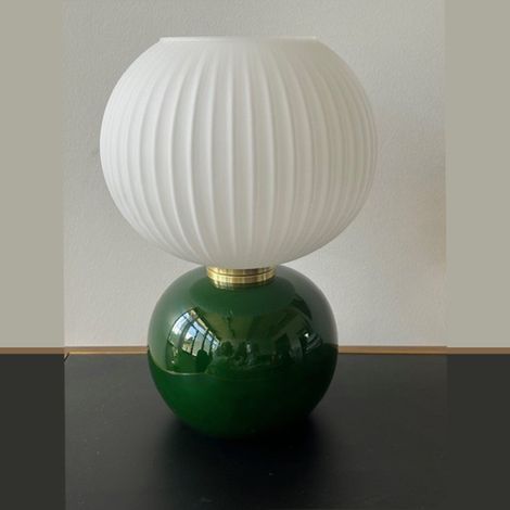 Lampe de chevet en verre teinté vert – Abat-jour globe en verre blanchi – Hauteur 28 cm – Design rétro-chic avec bague dorée – Millumine (1/5)