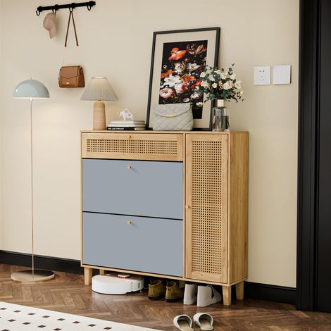 Armoire a chaussures avec elements en rotin, 3 abattants et compartiment a porte, tiroir superieur en rotin tisse, bois clair et gris, pieds en bois fins, MDF resistant a l eau, base surlevee, install (1/2)