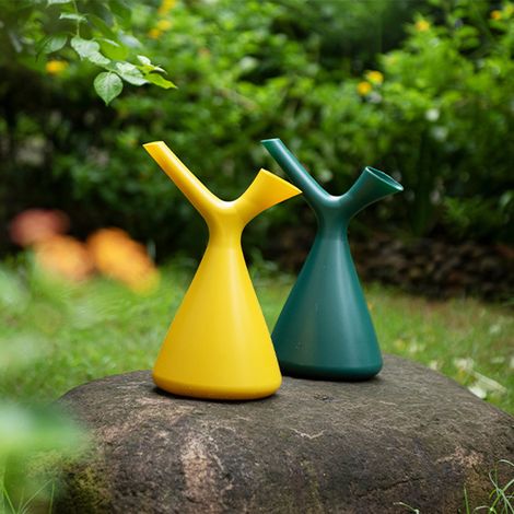 Arrosoir en plastique 1,5L bec long jaune curcuma pour plantes d'intérieur et extérieur matériau PE robuste design équilibré (1/5)