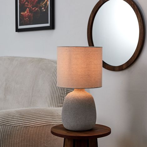 M&S – Lampe à poser céramique embossée argent 40 cm – Abat-jour tissu clair – Éclairage doux et chaleureux – Prise secteur