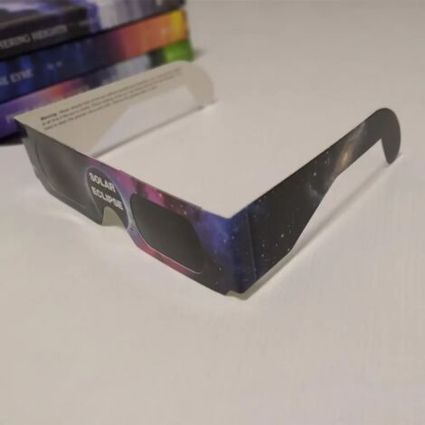 Lunettes d'éclipse solaire (100 paires) - Lunettes de protection solaire conformes à la norme ISO 12312-2:2015 et certifiées CE, adaptées à l'observation directe du soleil (modèle Galaxy) (1/5)
