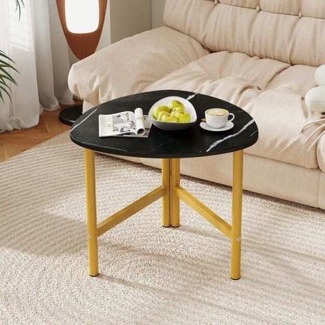 Table basse triangulaire noire avec plateau effet bois rustique et faux marbre, pieds ovales en métal pour salon (1/5)