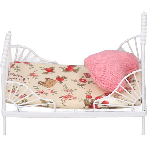 Ensemble de lit miniature pour maison de poupée à l'échelle 1:12, avec oreiller décoratif et cadre en métal. Motif floral blanc réaliste. (1/5)