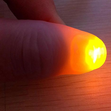 Bagues lumineuses LED pour les doigts : un tour de magie magique qui clignote en gros plan-Orange