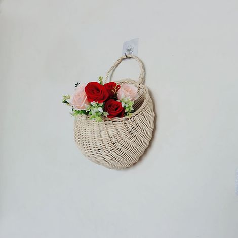Hängekorb aus cremefarbenem Rattan (1/5)