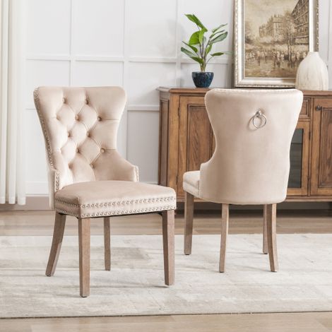 Chaises de salle à manger (Lot de 2) — Sièges rembourrés adaptés aux cuisines ou salons avec anneaux décoratifs au dossier, finitions cloutées, pieds en bois massif et revêtement en velours — Beige (1/4)