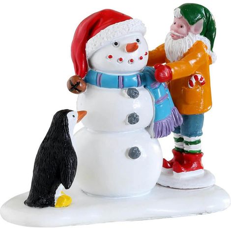 Figurita de elfo y pingüino haciendo un muñeco de nieve 480x530x300