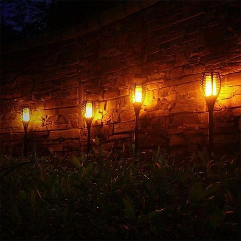 FancyGrab Lot de 4 lampes solaires creuses sculptées à effet flamme vacillante, idéales pour décorer une allée de patio ou un jardin. (1/5)