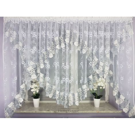 Una cortina marquesina decorada con encaje guipur. (1/5)