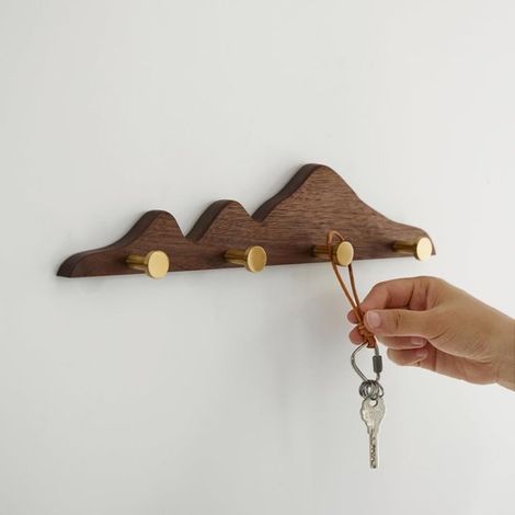 Un élégant porte-manteau mural avec crochets - en bois de noyer massif - doté de 4 crochets en laiton et d'un revêtement résistant à l'humidité (1/5)