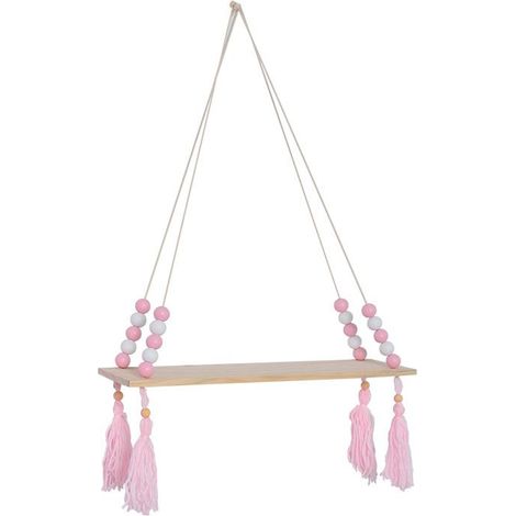 Une étagère murale décorative de style nordique, suspendue par des cordes et des planches de bois en forme de balançoire idéale pour une chambre rose de petite fille. (1/4)
