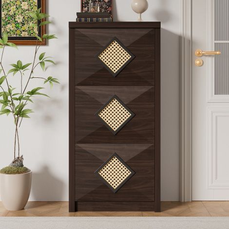 Meuble à chaussures en rotin de style rétro, doté de trois compartiments de rangement basculants un range-chaussures peu encombrant à la finition aspect bois brun foncé vintage — un mobilier d'entrée (1/5)