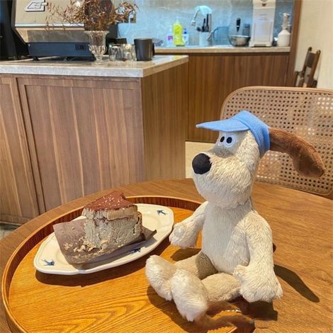 Peluche Chiot Dessin Animé Coupe Courte Chien en Peluche Décoration Intérieure Poupée Chapeau Bleu (1/5)
