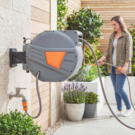 Carrete de Manguera Retráctil 20+1,6 m con Boquilla de 2 Modos Bloqueo Automático Retracción Controlada Soporte Naranja (1/5)