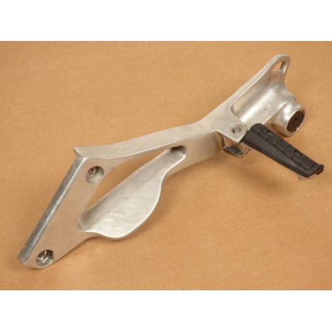 [PRODUIT D'OCCASION] Platine de repose pied passager gauche origine pour moto Yamaha (1/3)