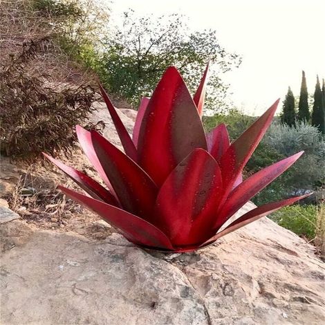 Scultura in metallo a forma di agave, con finitura arrugginita e blu, ideale per decorare giardini interni ed esterni, prati e patii. (1/4)