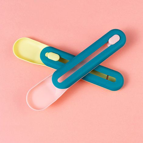 Lot de 2 cuillères à friandises pour chat, distributeur facile de croquettes humides, coloris noir, vert et rose. (1/5)
