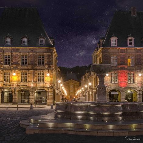 Tableau sur verre fontaine Place Ducale 45x45 cm - Impression sur Verre - Image HD  imprimée sur Verre - Tableau mural décoratif en verre - Finition Brillante - Fabriqué en France (1/5)