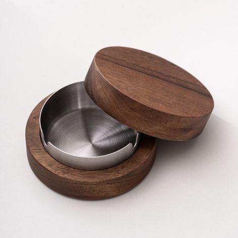 Posacenere color noce, adatto per casa, hotel, soggiorno, camera da letto e come elemento decorativo. Posacenere in acciaio inox con coperchio per evitare la dispersione della cenere.