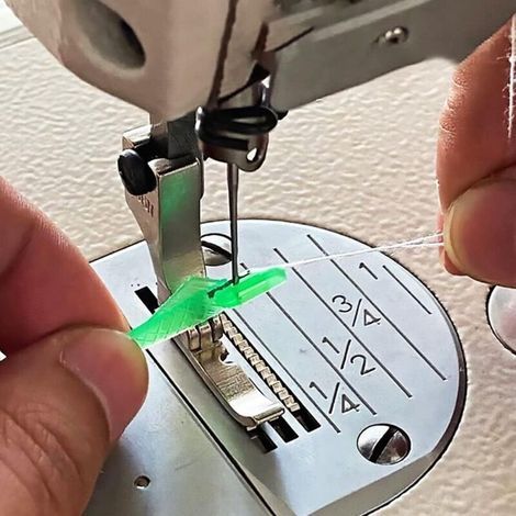 Enfile-aiguille Rapide pour Machine à Coudre Type Poisson – Outil de Couture Automatique pour Fil à Broder – Lot de 30 Pièces (1/5)