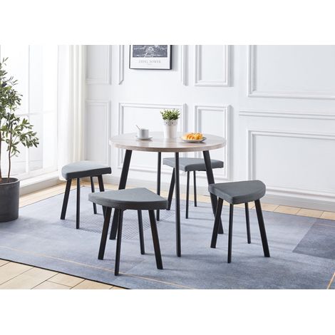 Deco In Paris – Ensemble table à manger en bois gris clair avec 4 tabourets en tissu gris – Dimensions 90 cm diamètre x 74 cm hauteur – Pieds en métal noir