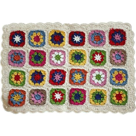 Handgefertigter dekorativer Teppich im Landhausstil, gestrickt und gehäkelt (1/5)