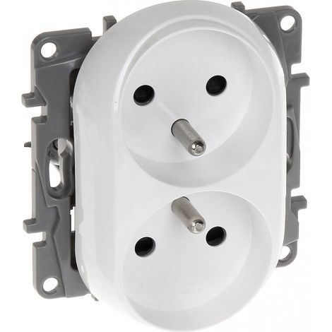 Prise double sans cadre avec mise à la terre niloe 764542 Legrand 2703 (1/3)