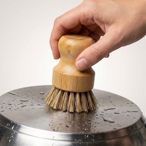 This short-handled kitchen cleaning brush can clean pots, pans, dishes, sinks, and other kitchen utensils. It's easy to use. -- 1 piece -- BIEMMEDUE (1/5)