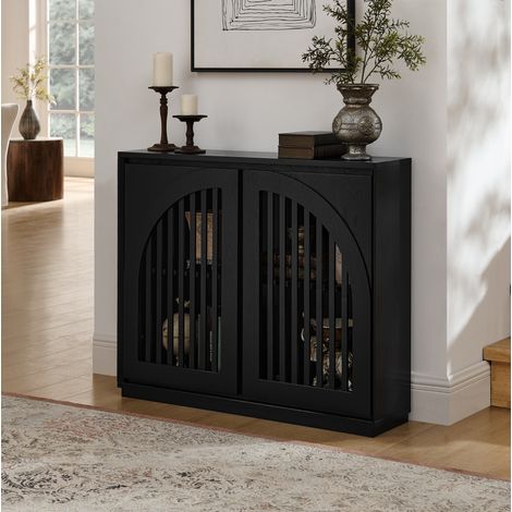 Buffet noir avec façades rainurées, rangements et 2 ouvertures pour prises, structure MDF et bois pour salon ou entrée (1/5)