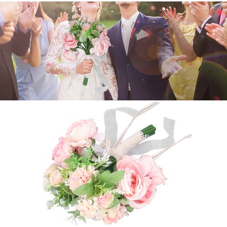 La mariée tient un bouquet de roses artificielles, un accessoire utilisé dans les studios de photographie de mariage pour créer un effet naturel, sur le thème de la forêt. (1/5)